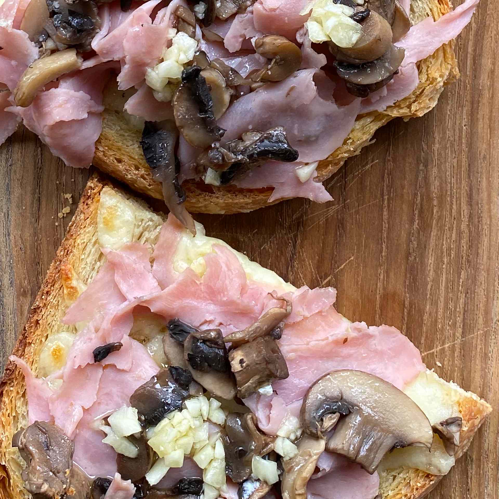 crostoni cotto e funghi