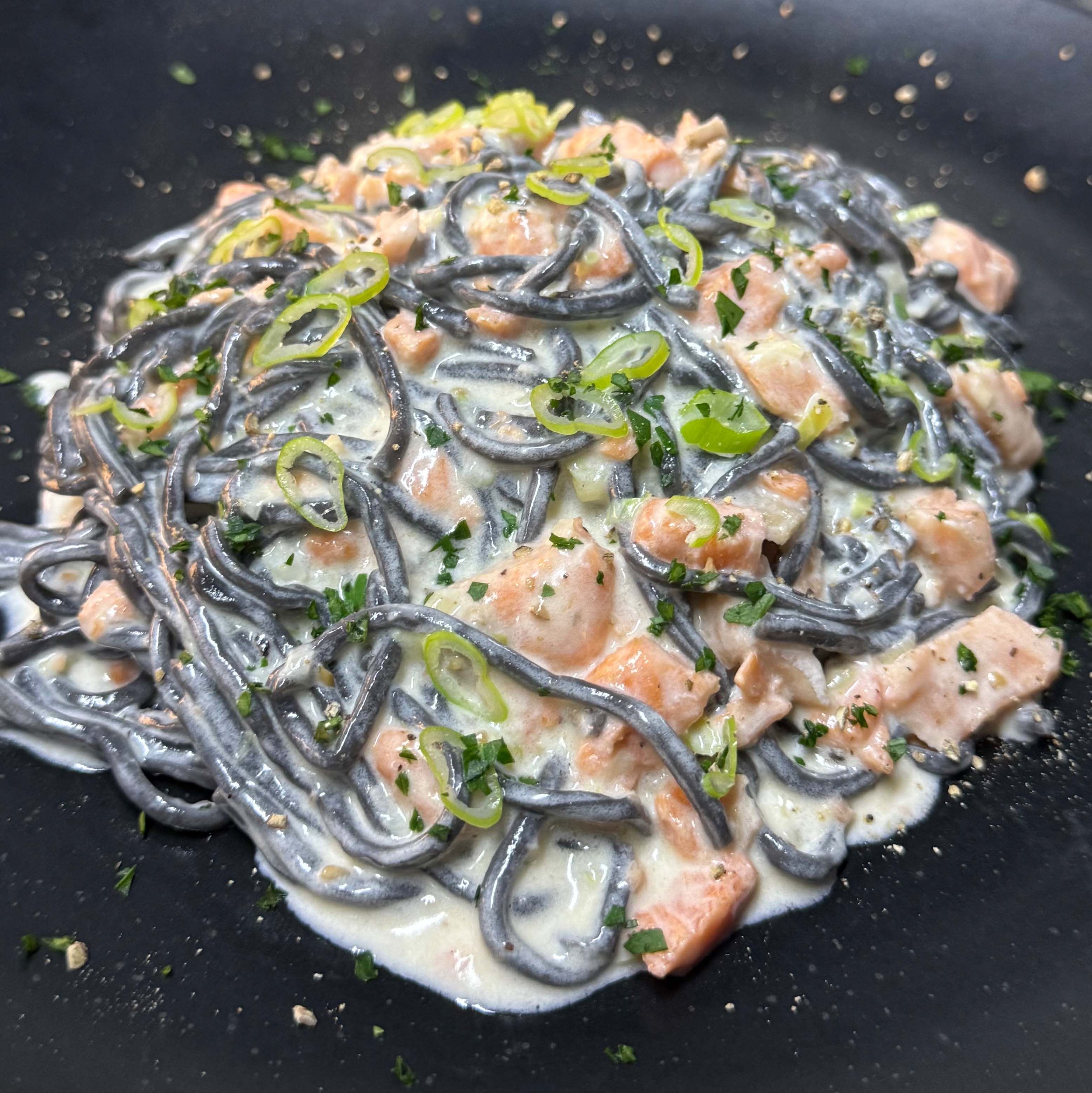 tagliolini al salmone black ink